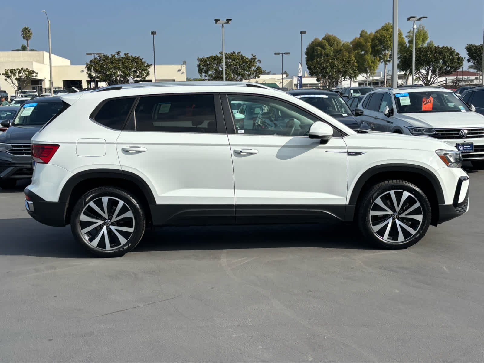 2022 Volkswagen Taos SE photo 2