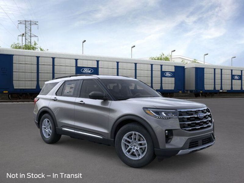 2025 Ford Explorer photo 2