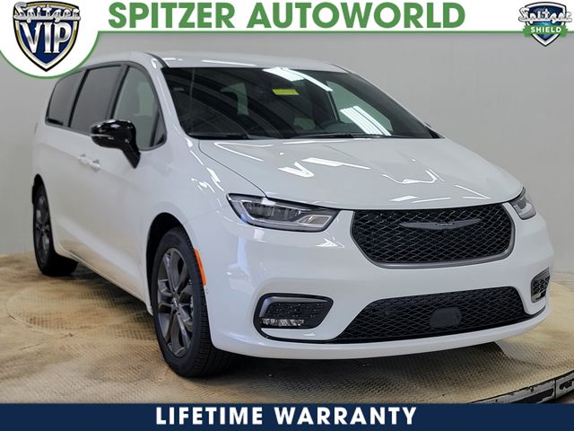 2026 Chrysler Pacifica Select's photo