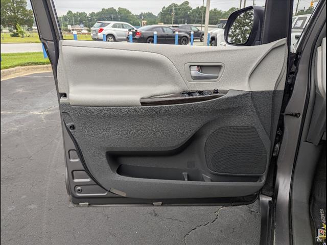 2016 Toyota Sienna XLE photo 7
