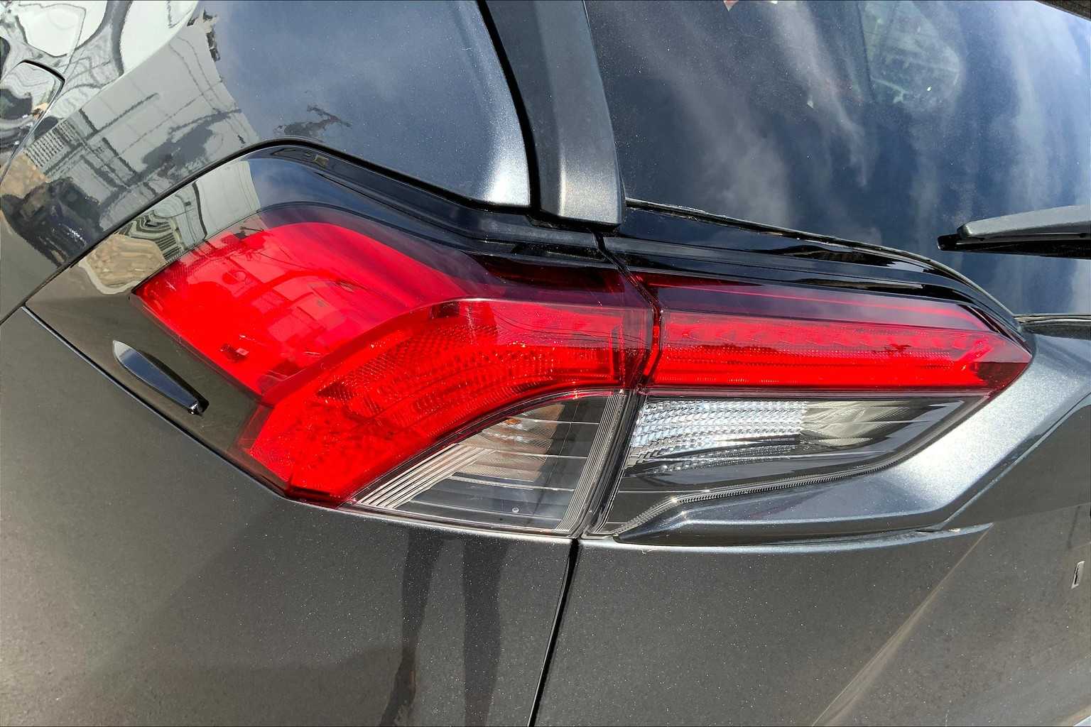 2021 Toyota RAV4 XLE photo 26