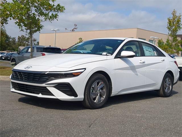 2025 Hyundai Elantra SE photo 2