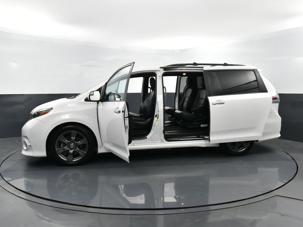 2017 Toyota Sienna SE photo 31