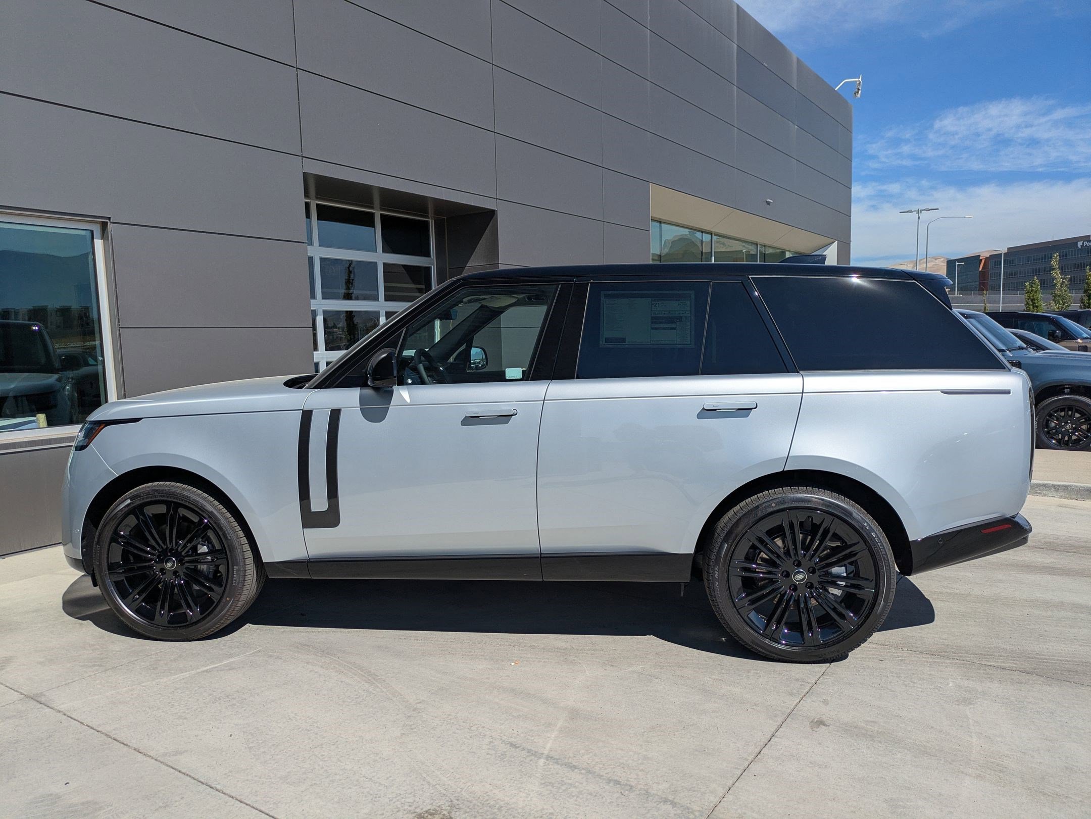 2025 Land Rover Range Rover SE photo 9