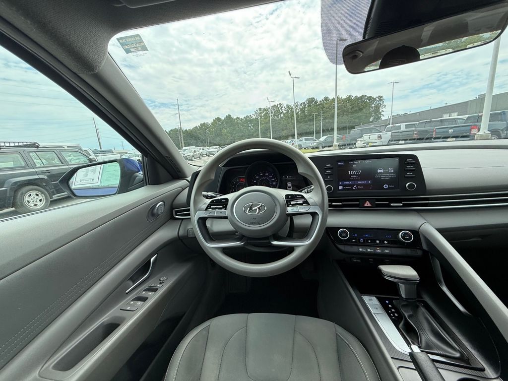 2022 Hyundai Elantra SEL photo 12