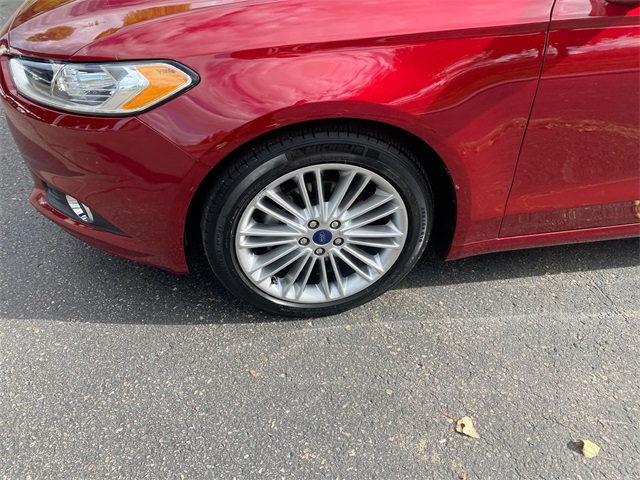 2016 Ford Fusion SE photo 2