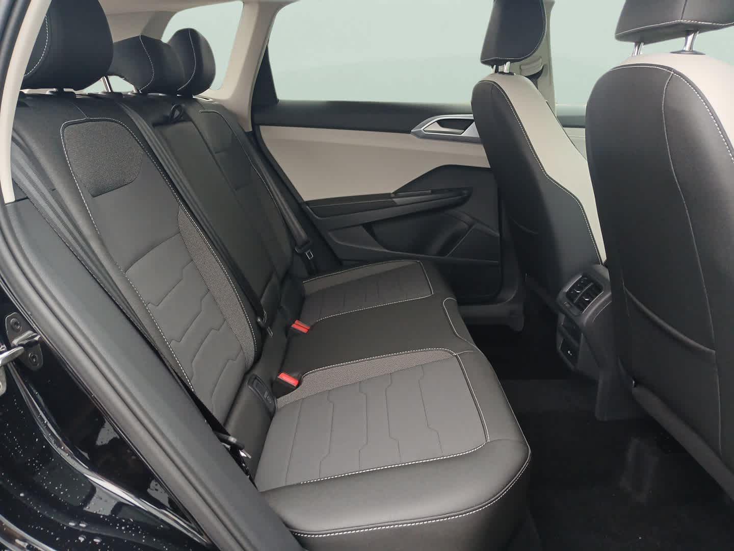 2025 Volkswagen Taos SE photo 26