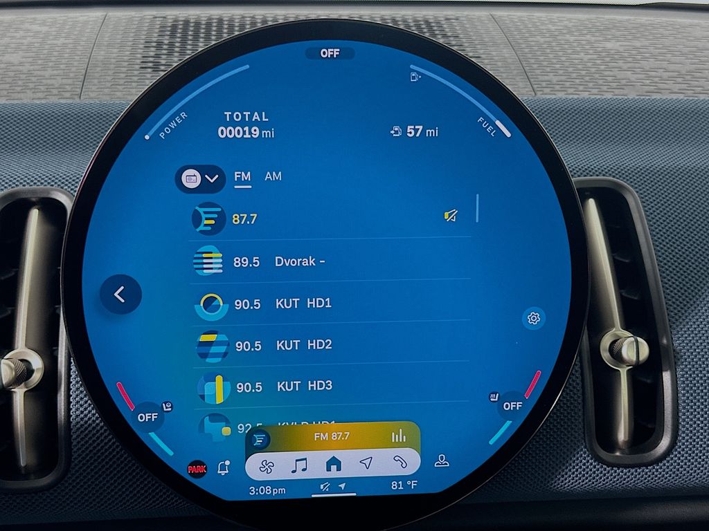 New 2025 White MINI Signature Plus image 11