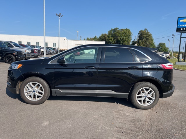 2022 Ford Edge SEL photo 2