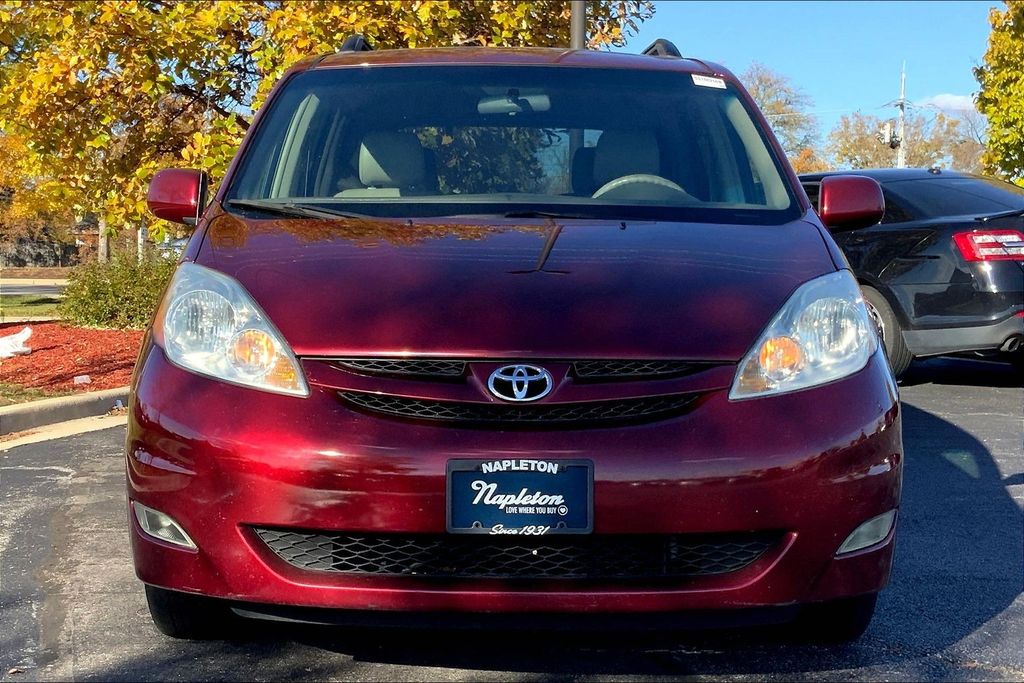 2008 Toyota Sienna XLE photo 2