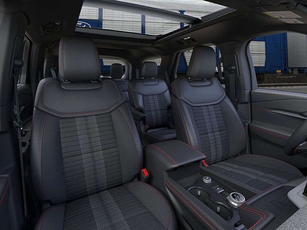 2025 Ford Explorer ST-Line photo 2