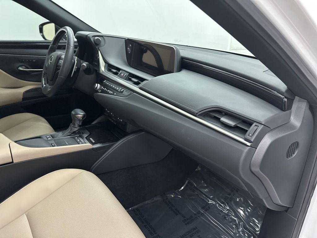 2021 Lexus ES 300h photo 24