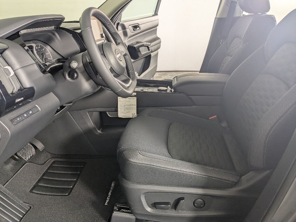 2025 Nissan Pathfinder SV photo 9