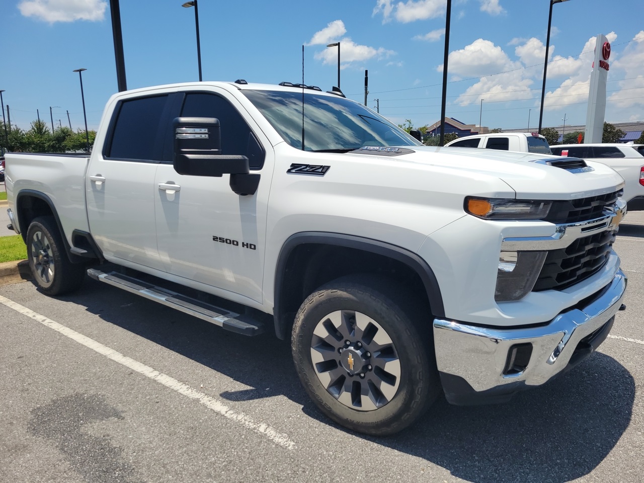 2024 Chevrolet Silverado 2500HD LT photo 2