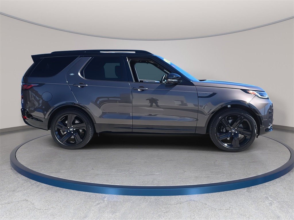 2025 Land Rover Discovery Metropolitan Edition photo 3
