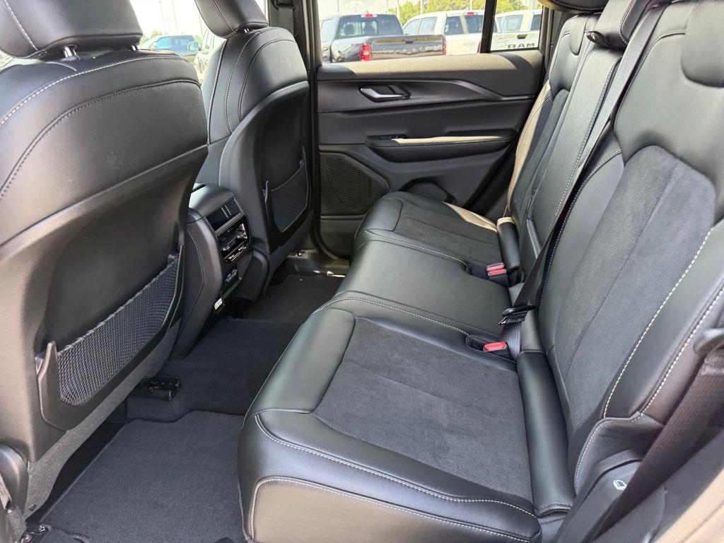2025 Jeep Grand Cherokee Altitude photo 21