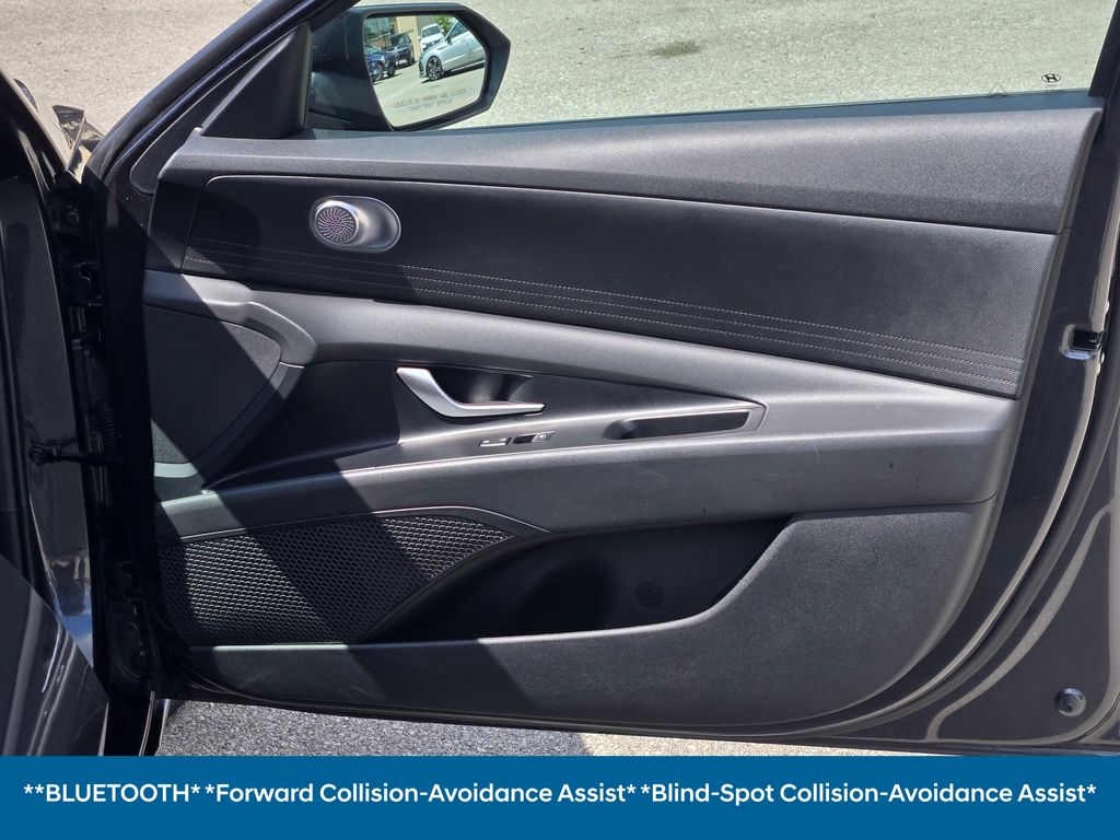 2023 Hyundai Elantra SEL photo 3