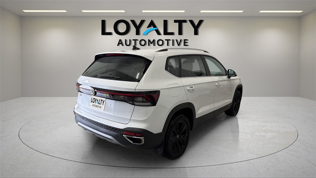 2025 Volkswagen Taos SE photo 4