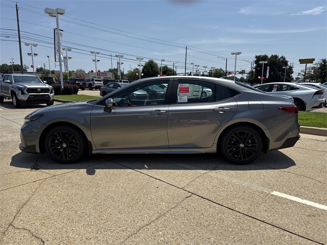 2025 Toyota Camry SE photo 5