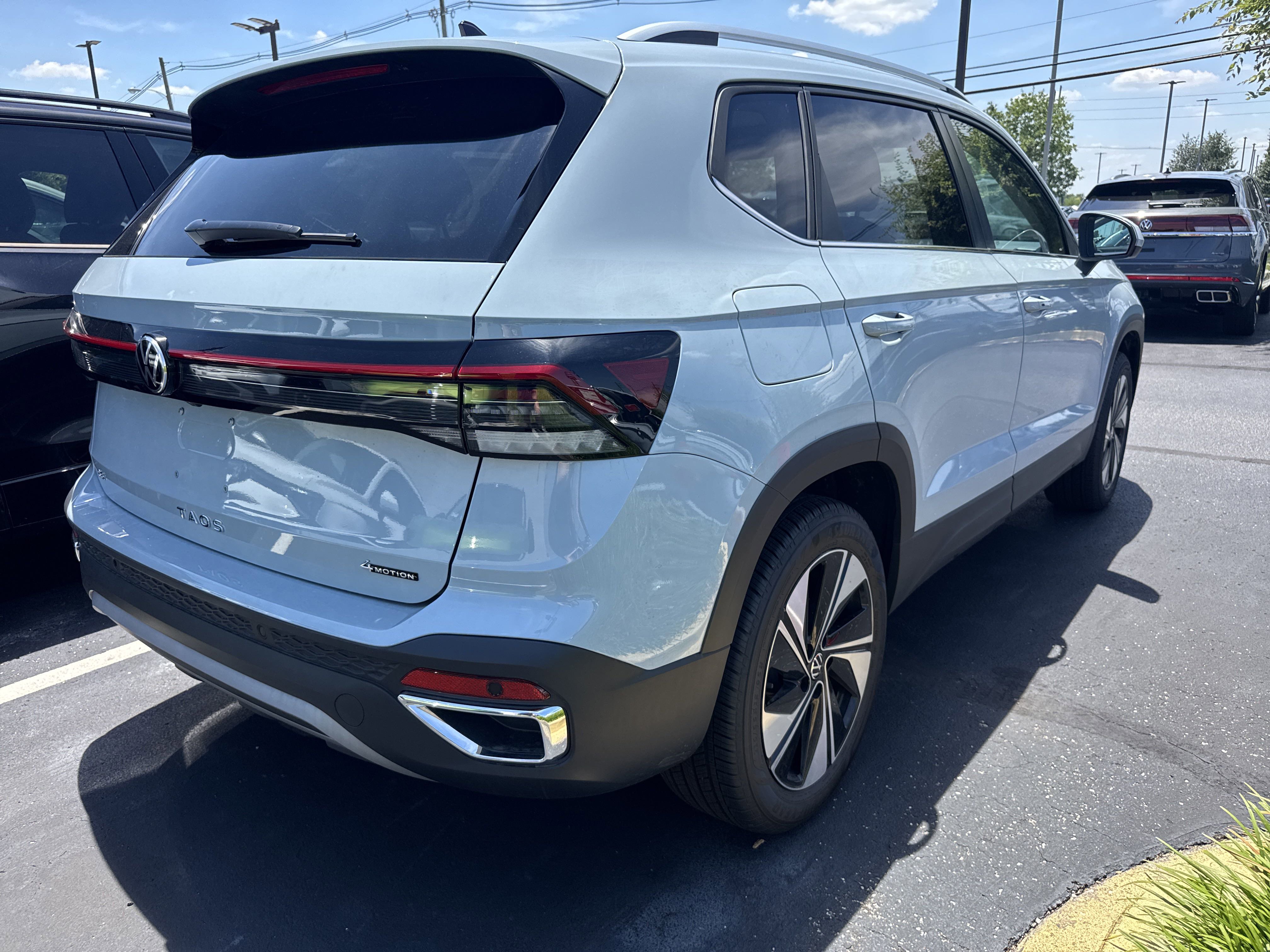 2025 Volkswagen Taos SE photo 4