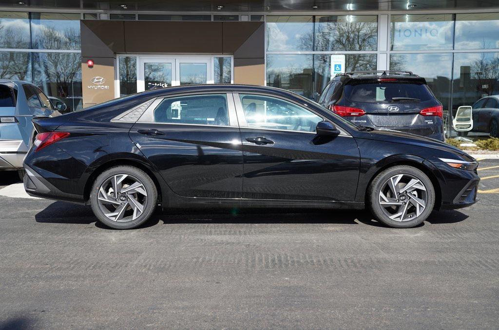 2025 Hyundai Elantra SEL Sport photo 3