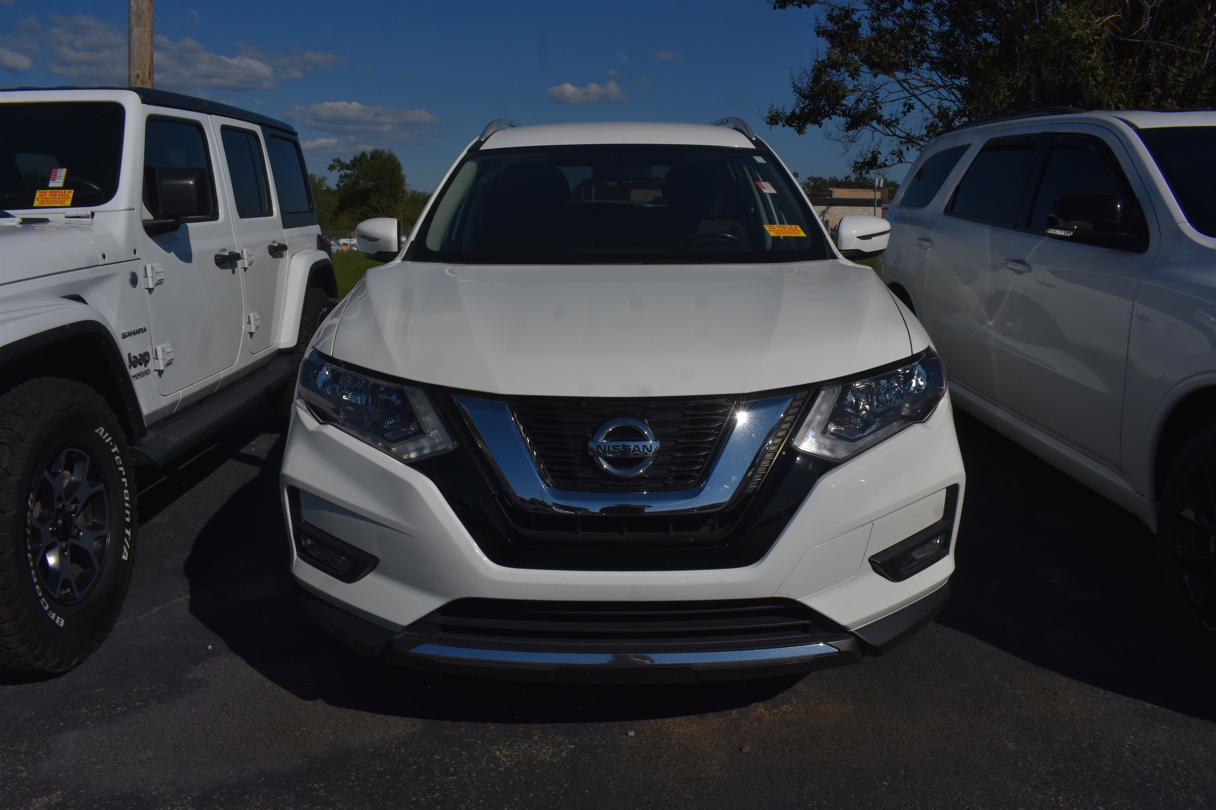 2017 Nissan Rogue SV photo 2