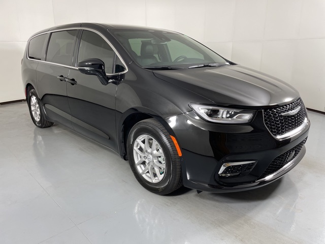 2026 Chrysler Pacifica photo 2