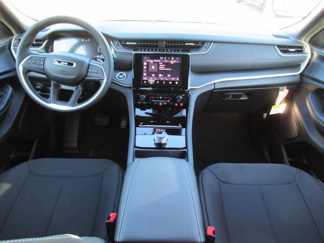 2025 Jeep Grand Cherokee Laredo photo 12