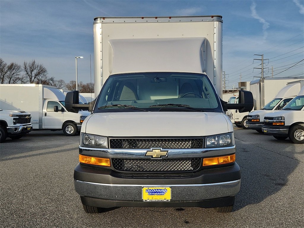 2023 Chevrolet Express Cutaway 3500 photo 2