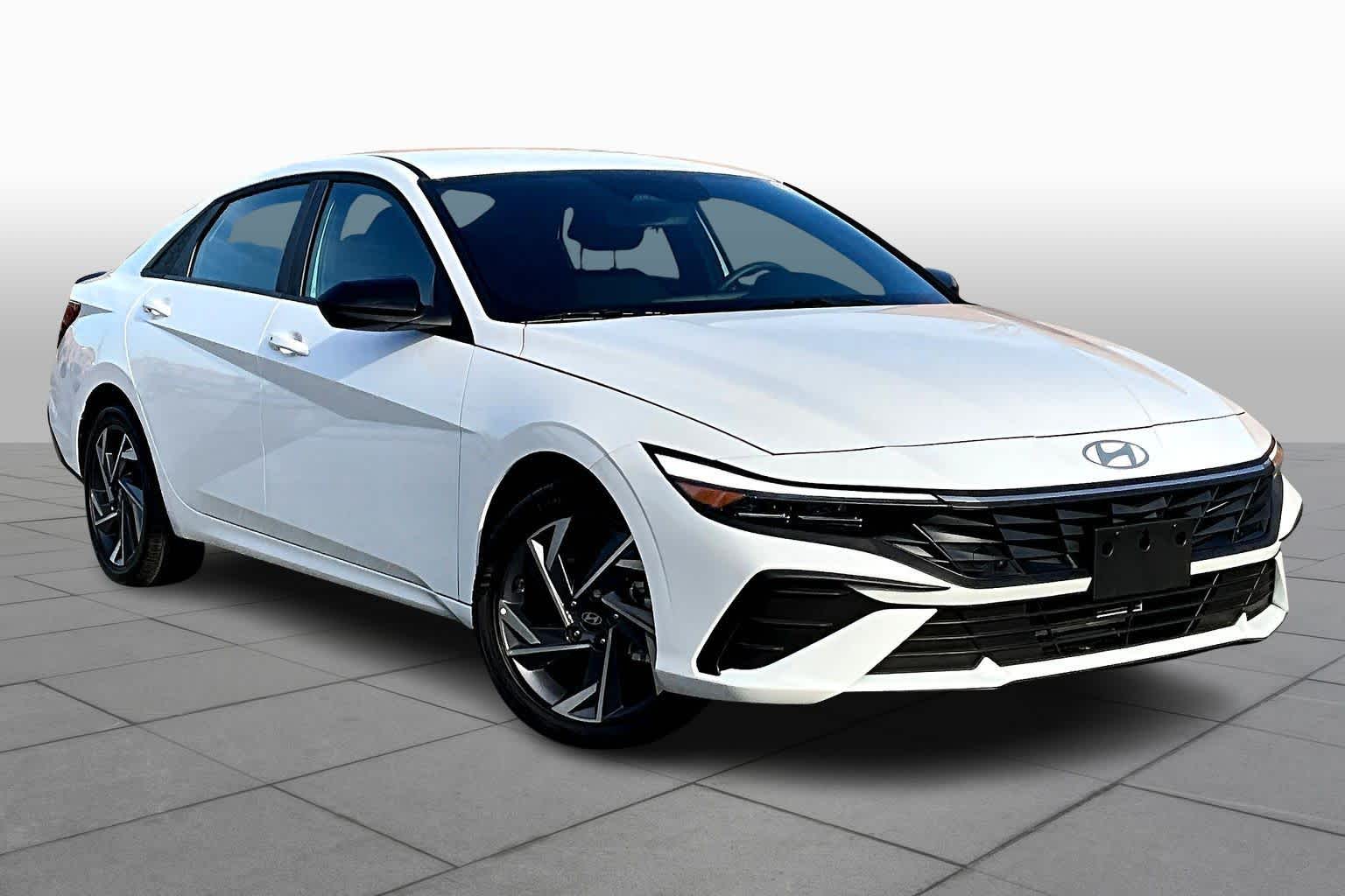 2025 Hyundai Elantra SEL Sport photo 2