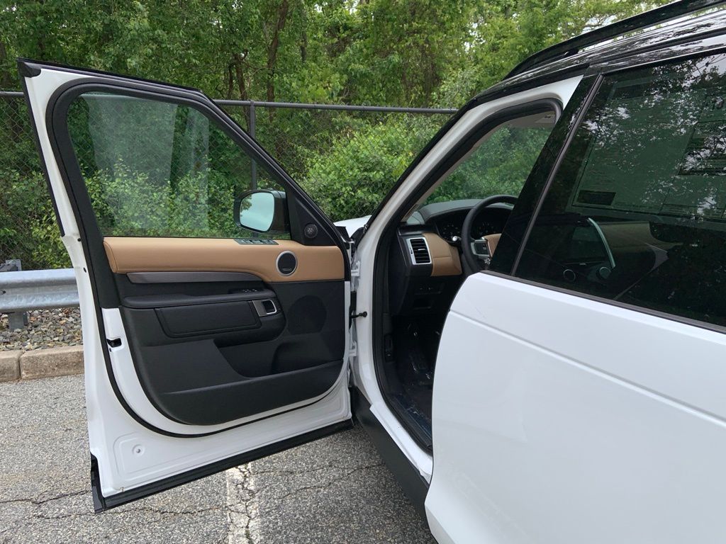 2025 Land Rover Discovery Metropolitan Edition photo 9