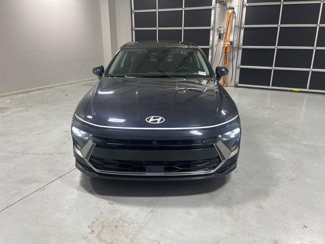 2025 Hyundai Sonata Hybrid Limited photo 2
