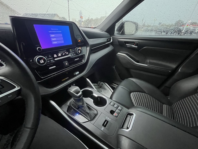 2024 Toyota Highlander LE photo 9