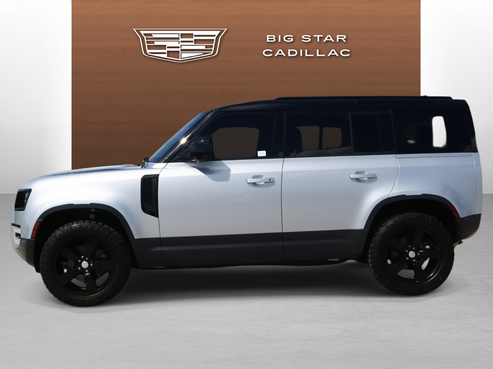 2023 Land Rover Defender S photo 2