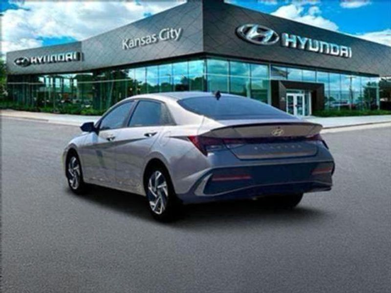 2025 Hyundai Elantra SEL Sport photo 4