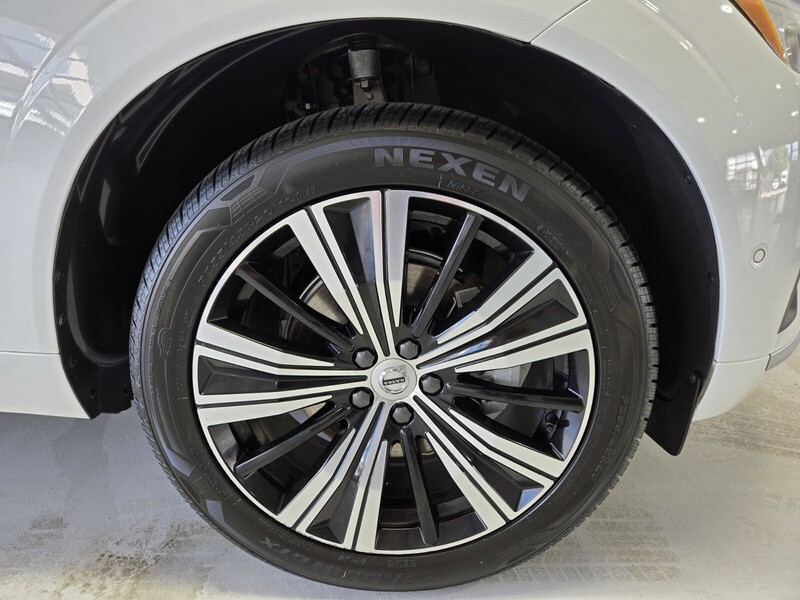 2023 Volvo XC60 B5 Plus photo 22