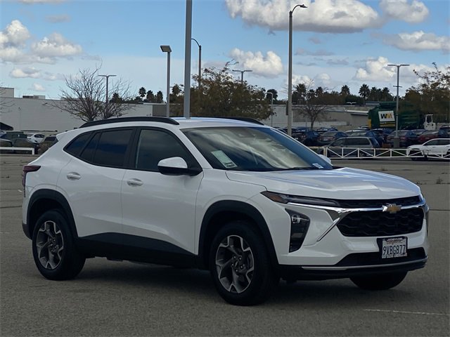 2025 Chevrolet Trax LT photo 3