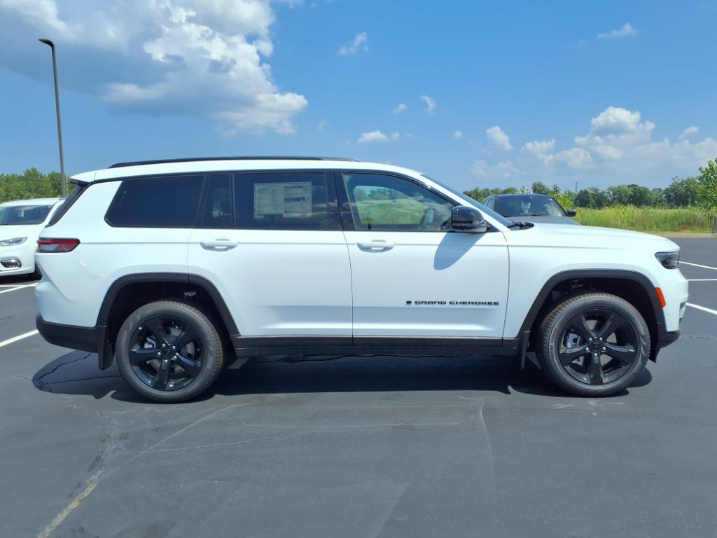 2025 Jeep Grand Cherokee Limited photo 16