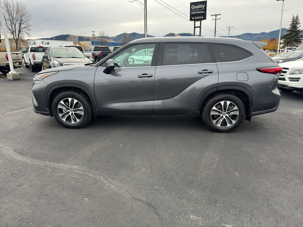 2021 Toyota Highlander XLE photo 2