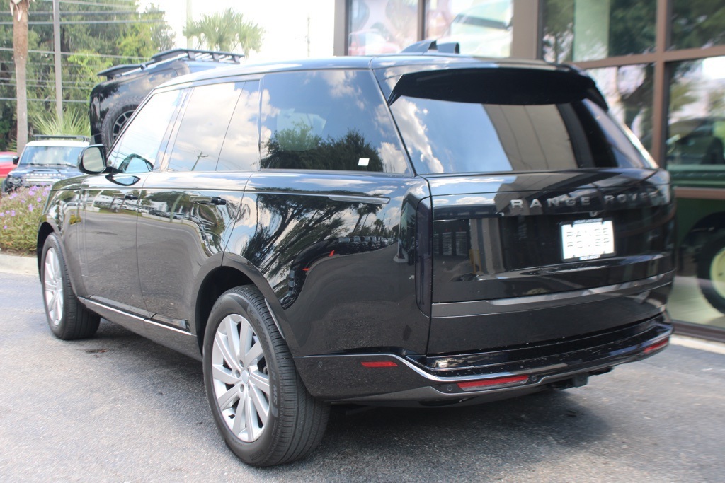 2025 Land Rover Range Rover SE photo 3