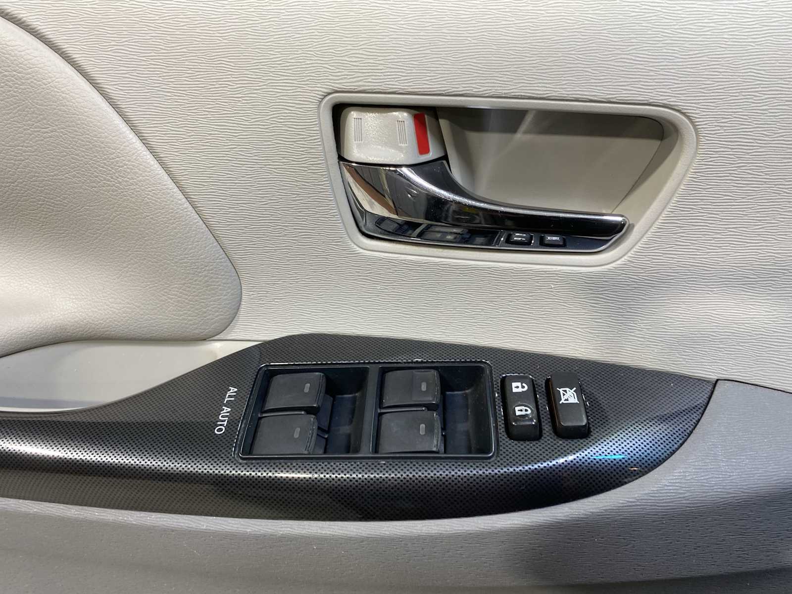 2011 Toyota Sienna SE photo 22