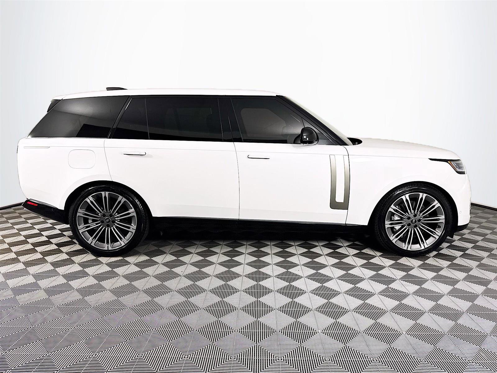 2024 Land Rover Range Rover SE photo 3