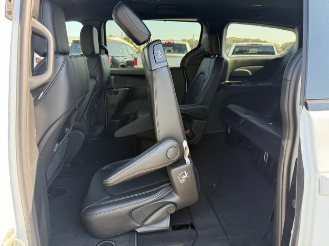 2026 Chrysler Pacifica photo 35
