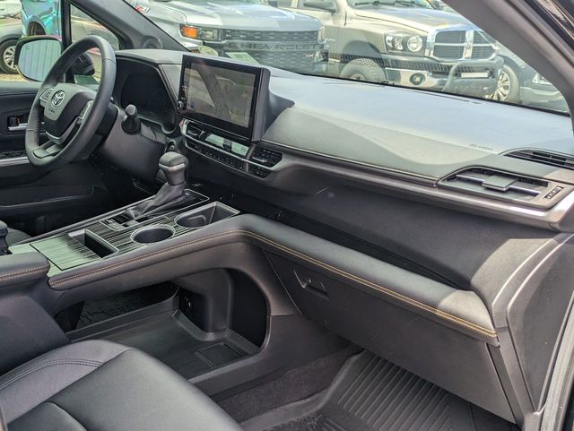 2025 Toyota Sienna Woodland Edition photo 29