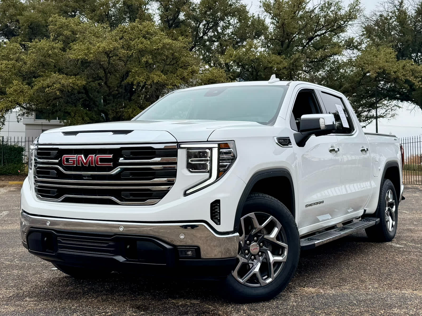 2023 GMC Sierra 1500 SLT's photo