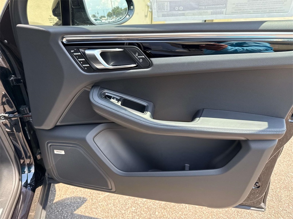 2025 Porsche Macan S photo 18