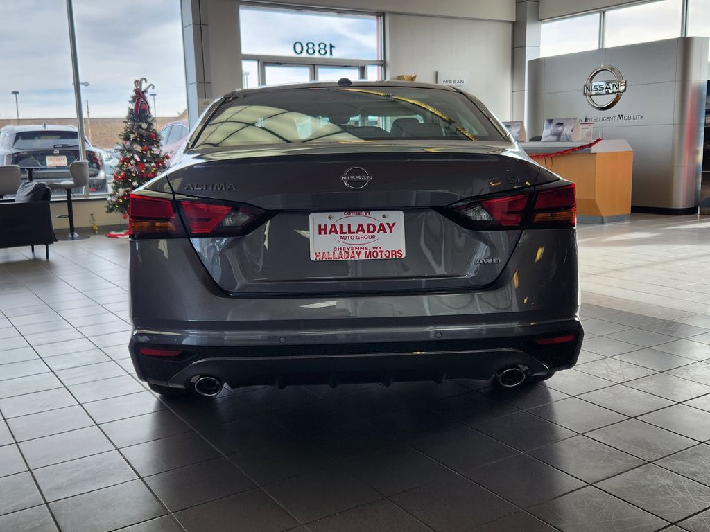 2025 Nissan Altima SL photo 4