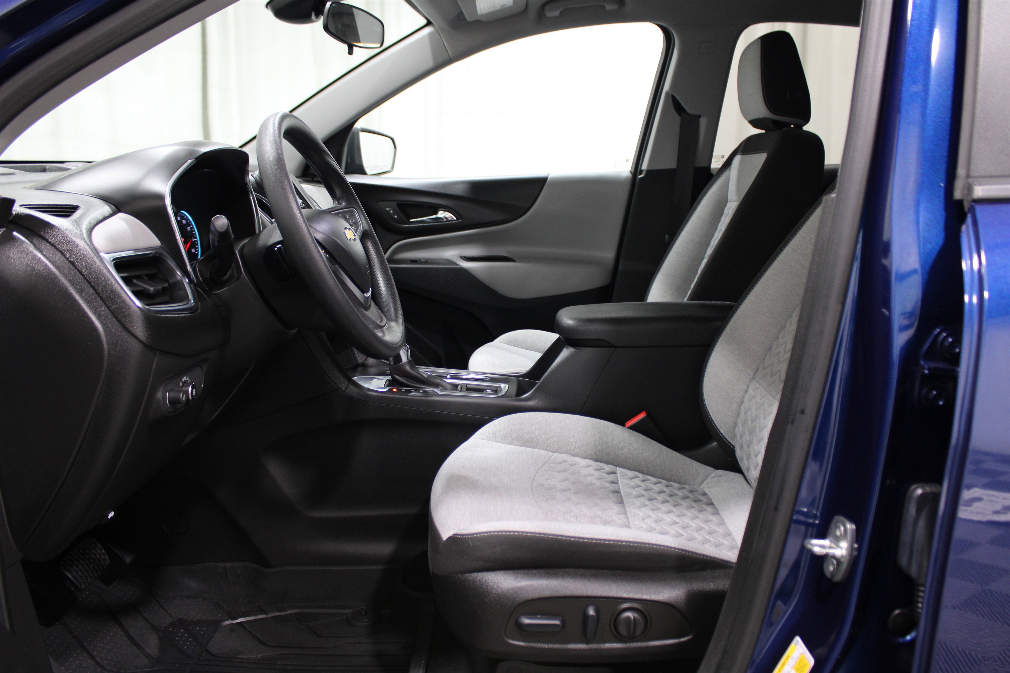 2023 Chevrolet Equinox LS photo 3
