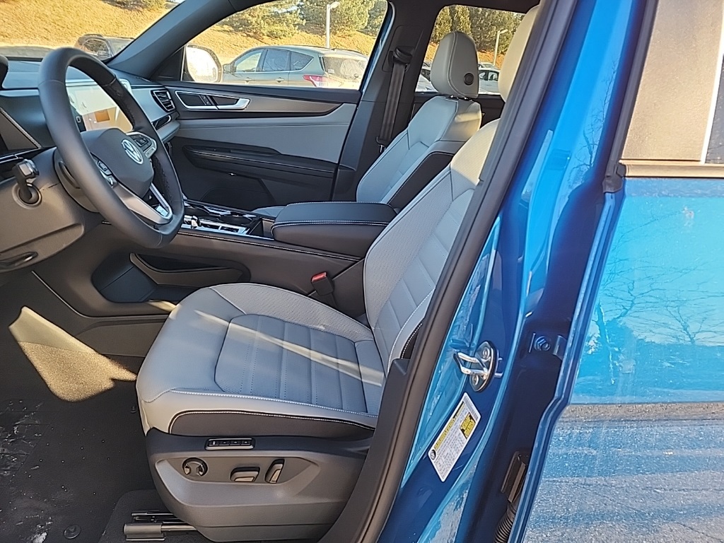 2025 Volkswagen Atlas Cross Sport SEL R-Line photo 7