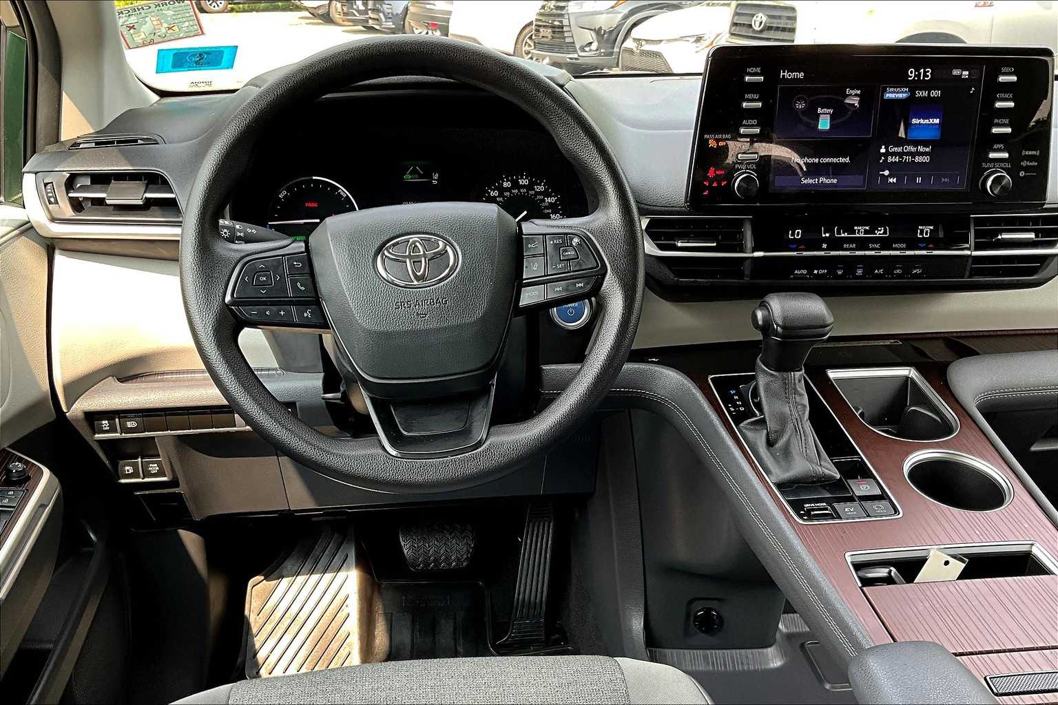 2024 Toyota Sienna LE photo 5